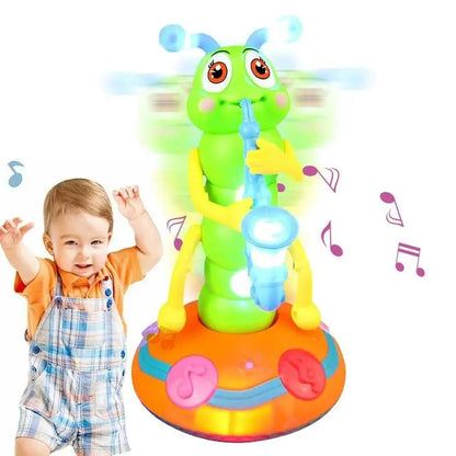 Enfant qui joue et danse avec la chenille musicale